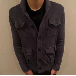 Blå Cardigan - Snygg Cardigan i storlek M, den sitter lite tightare än M så skulle nog passa den som brukar ha S
