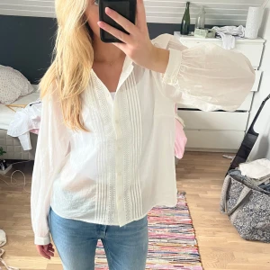 Vit blus - Skit snygg vit blus! Passar som en storlek S, säljer pågrund av att den tyvärr inte kommer till användning💕💕