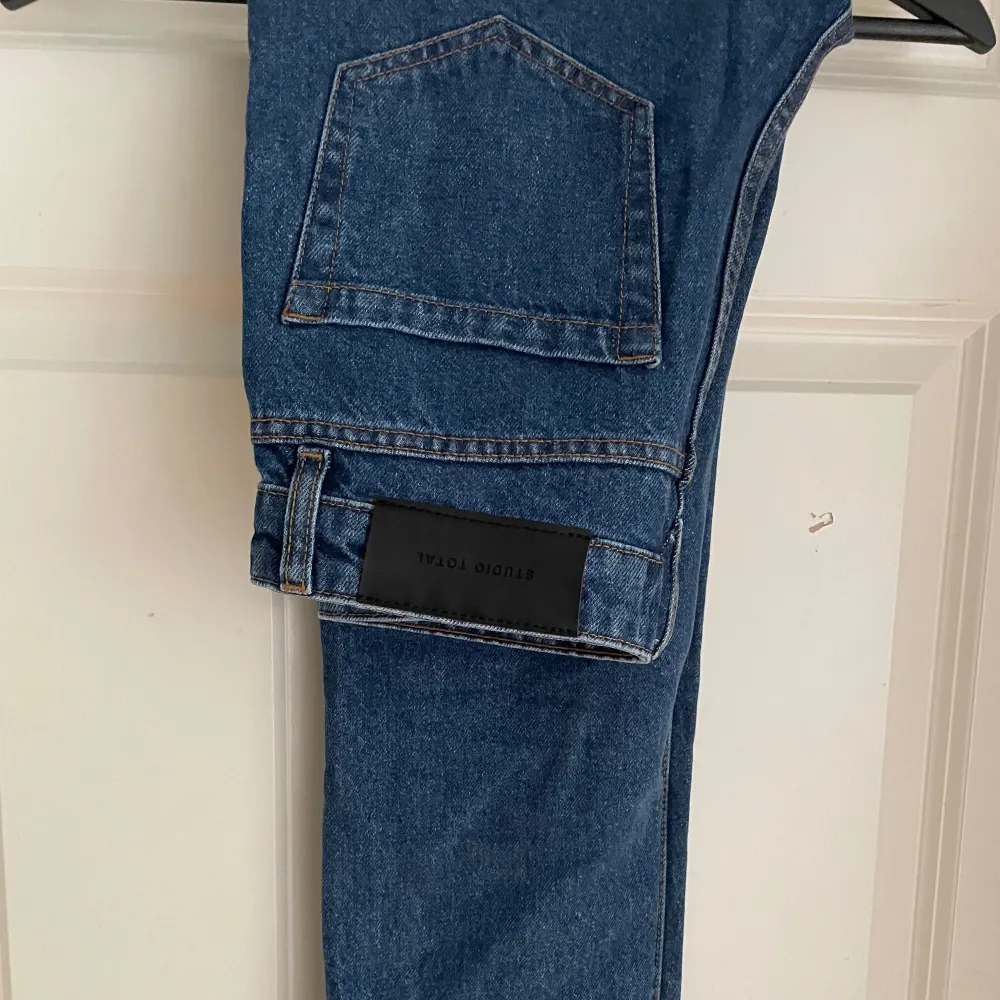 Mörkblåa jeans i storlek 146/152 från studio total i perfekt skick, endast provade. Inte för baggy och inte för skinny. Vill ni har flera och bättre bilder så är det såklart bara att höra av er.. Jeans & Byxor.