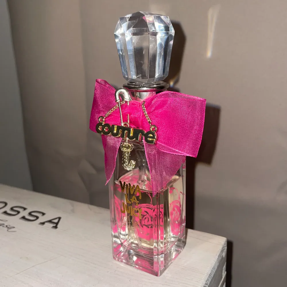 Juicy Couture Viva La Juicy La Fleur 50ml, lite mer än 60% kvar, utan låda, Sexig, blommig doft. Runt 400kr nypris säljer nu för endast 180kr. Parfym.