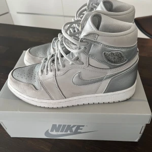 Jordan 1 High Japan - Köpta på stockx för 3200kr, knappt använda alltså ny skick, kom privat för mer info eller bilder!  Använder dom inte darför jag säljer dom