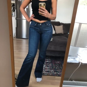 Låga bootcut jeans Levis - Jätte fina men jag är för tjock för de jag är S, dessa är XS. 