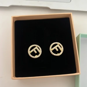 Örhängen  - Örhängen helt nya i paket. Skriv innan ni köper! 