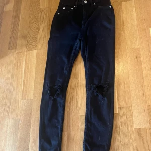 Jeans - Jenas med hål vid knäna från lager 157 i storlek S, aldrig använda endast tvättade