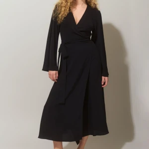 Gina tricot klänning  - Intressekoll på min klänning från Gina Tricot. Ny med prislappen kvar.  Helt slutsåld idag 