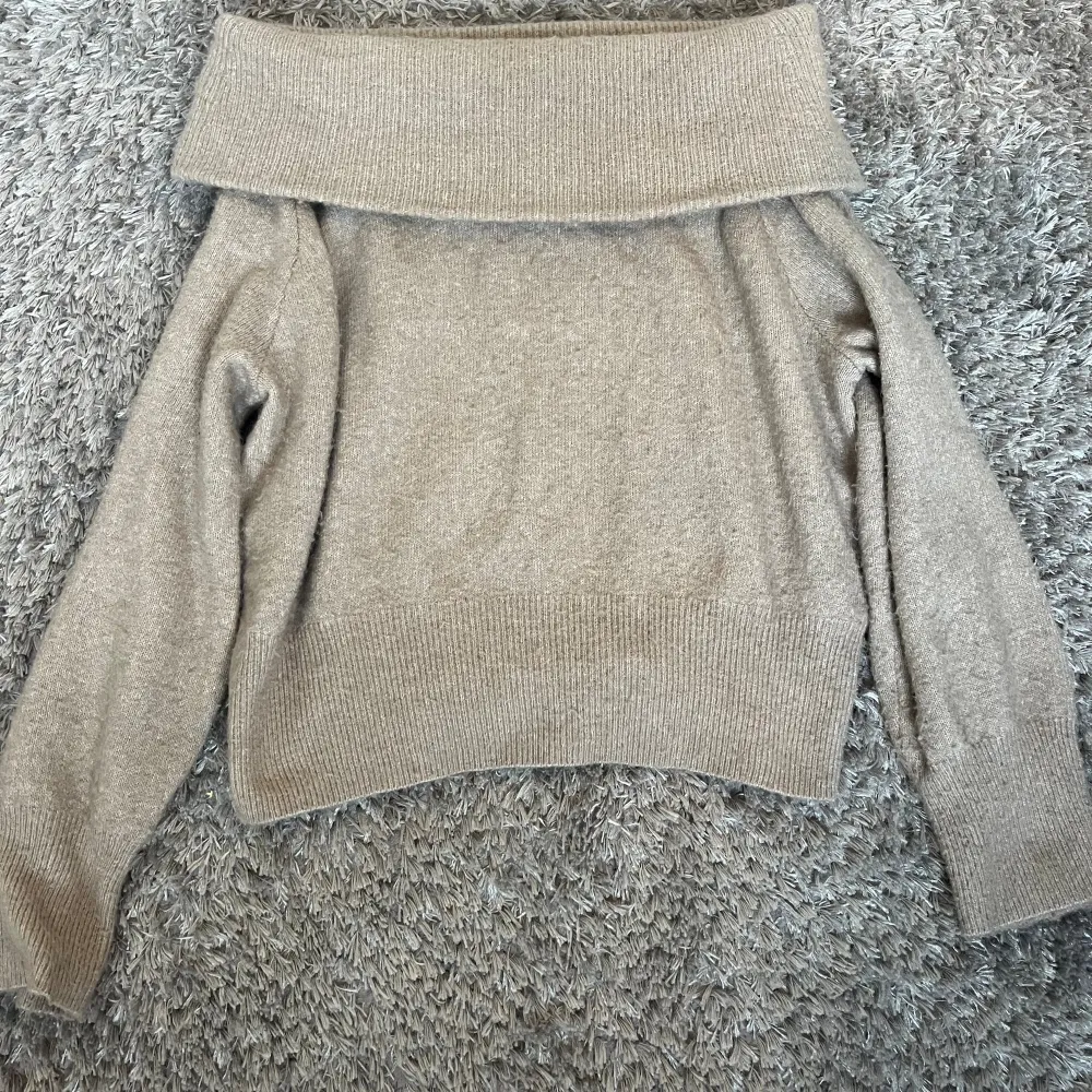 Beige stickad off shoulder tröja från H&M i bra skick. Använd gärna köp nu!💕. Stickat.