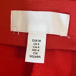 Kostymbyxor  - Röda kostymbyxor från H&M i storlek 36