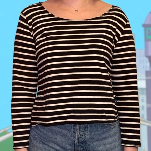 Randig långärmad tröja - Jätteskön randig tröja som passar allt. Det står att den är storlek L, men den är gammal så det stämmer inte dagens storlekar. Clara på bilden brukar ha S-M.