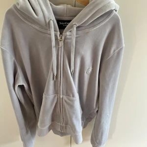Juicy Couture hoodie - Grå hoodie i sammet. Nästan inte använt. 