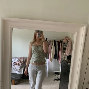 Blommigt linne  - Blommigt linne från Hm, storlek 36, okej skick 