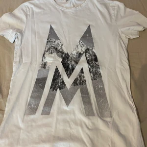 Moncler t-shirt - Äkta moncler t-shirt. Endast använd ett fåtal gånger. Pris går att diskuteras, det är bara att höra av sig