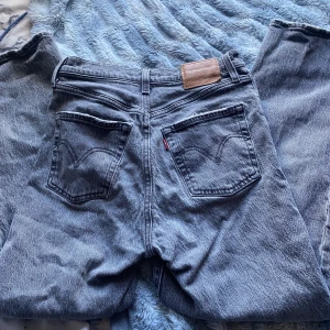 Levis jeans - Gråa 501 levis jeans, straight fit med storlek 25-27 jag har själv 34/36/S i jeans🤍 Är en ankle modell men dem slutar ej vid min ankle som är  160 💕 dem sitter precis under naveln så skulle säga att dem är midwaist 