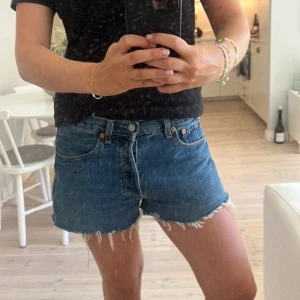 LEVIS SHORTS - Snygga jeans levis shorts i fint skick. Storlek 29 w, sitter fint på mig som normalt är en S. 