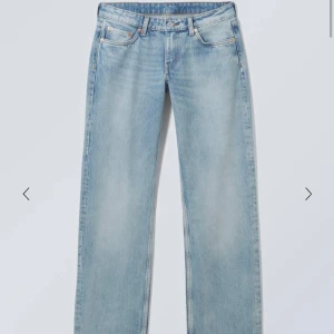 Lågmidjade jeans - Säljer mina lågmidjade jeans från weekday då de inte kommer till användning. Jag är  165 cm lång och har storlek small i vanliga fall och dessa passar perfekt. 