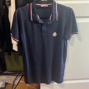 moncler pike  - säljer nu denna moncler pike då den används som prydnad endast, den är storlek S och sitter slimfit, den är i nyskick och är köpt utomlands