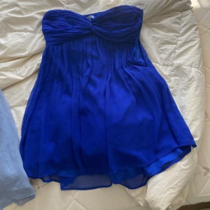 Klänning,SÄLJER BÅDA - Köpt på sellpy,säljer då dem är för små. Pris går att diskutera på båda!!