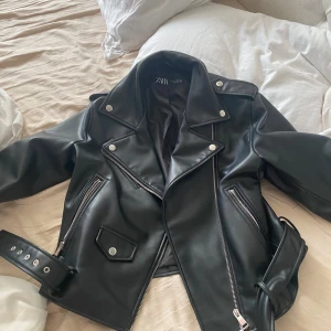 Zara javka  -  Säljer på grund av ingen användning den är i storlek L men passar även M kan användas som oversize