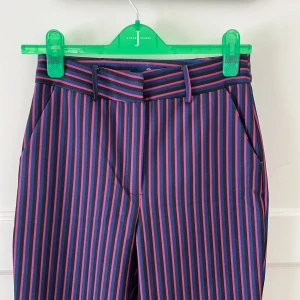 Jimmy Sanders byxor - Fina kostymbyxor från Jimmy Sanders! Storlek 36. Hör ihop med tröjan på sista bilden som jag lagt upp i en separat annons. Kontakta mig för en bundle :)  I mycket fint skick!