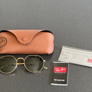 Ray Ban solglasögon - Ett par Ray Ban solglasögon som är helt oanvända, köptes för några år sedan men de är inte riktig min stil och därför säljer jag dem nu. Hör av er vid frågor.