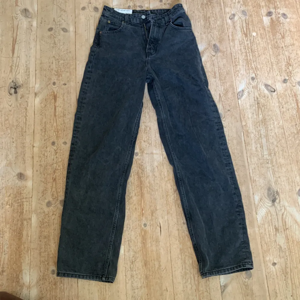 Svarta bagge jeans ifrån hm i storlek 34, användt få gånger och inga defekter 😃. Jeans & Byxor.