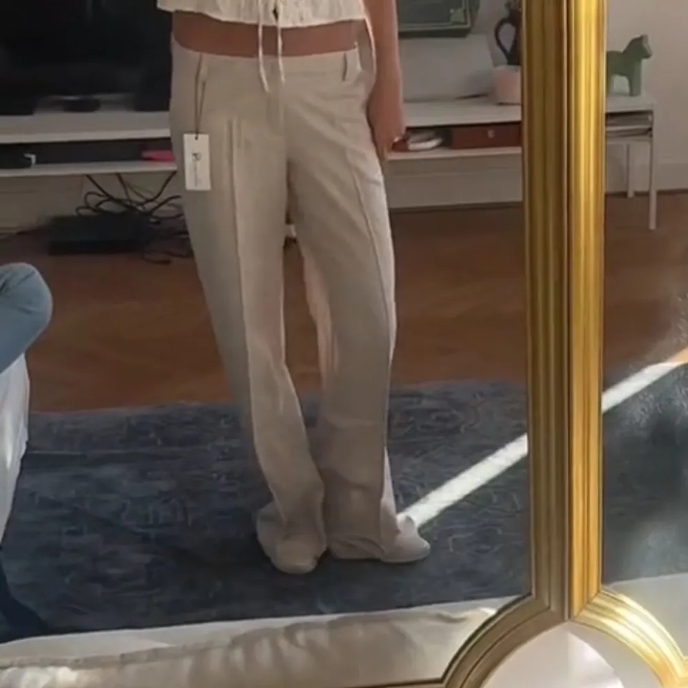 Low waist byxor från Design by si, ny skick 10/10 säljer då de tyvärr är för långa för mig som är 1,50. Farkut & Housut.