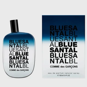COMME DES GARÇONS PARFUM CDG BLUE SANTAL - 100 ML(äkta) - oväntad blandning av trä, kryddor och rökelse som på ett konstfullt sätt kombineras för att avslöja uppfriskande varma lager Blue Santal: en iskall, svalkande australiensisk sandelträ tillsammans med varma tallnoter och vassa enbär