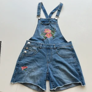 Skjorts med hängslen från ONLY  - Har ÄLSKAT dessa skjortsen men de är tyvärr för små för mig nu. Superfint material och toppenkvalitet. Man kan justera längden på hängslena och om man inte vill ha dem i kors över ryggen kan man även byta plats på fästena frampå. Storlek 34. 