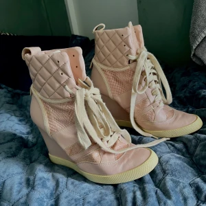 Kilklack - Unika Chloé kilklackar i ormskinn och läder!💕 inköpta på Stockholms arkivet, skriv privat för fler bilder.