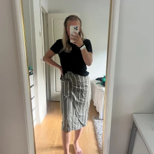 Kjol - Kjol från H&M Dragkedja på sidan, knytning ifram. Lite skrynklig på bilden.  Strl 36 Använd få gånger så i fint skick. 📷 Säg till om du vill ha fler bilder så fixar jag det. 💸 Vid snabb affär kan ja tänka mig att sänka priset. ✉️ Köparen står för frak