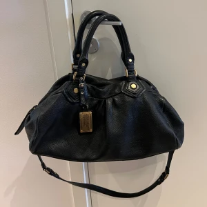 Marc Jacobs väska  - Nästan helt ny skick🩷 Väskan har små slitage på sidorna men det är jätte vanligt på vintage väskor. Skriv privat för bilder på defekterna eller ifall du undrar något😊