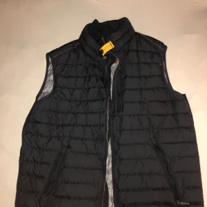 Parajumpers väst - Väldigt väl omhändertagen väst syns knappt att den är använd inga hål eller märken  Storlek XL men parajumpers västar är lite mindre i storlek så om du är normalt L så kommer den passa. Äkta