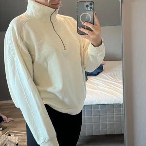 Halvsipup - Vit halvsipup tröja som enbart är andvänd vid fåtal tillfällen. Bra skick. Är storlek L/XL så på mig som är storlek S är den något oversized. 