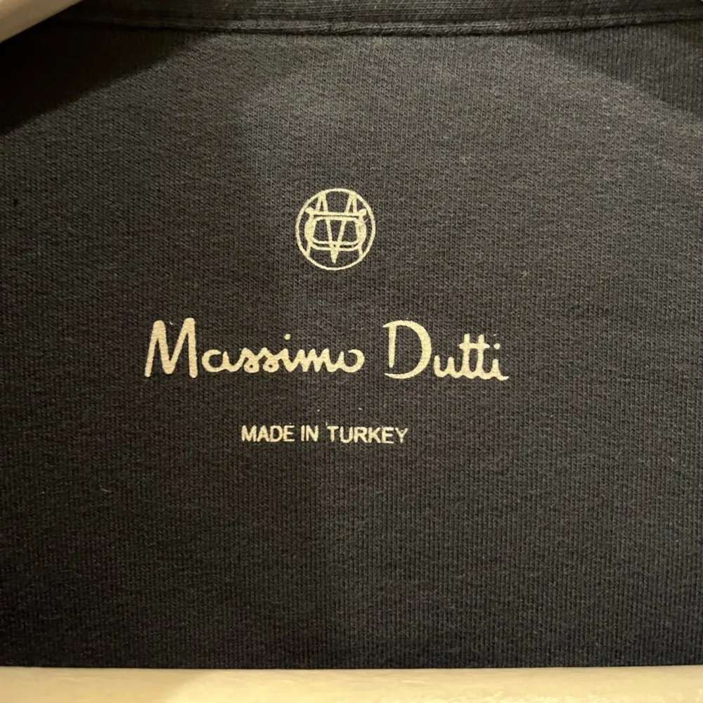 Hej! Säljer nu min snygga Massimo dutti overshirt som är i bra skick och storlek XXL dock sitter den snarare som L/M då den är liten i storlek. Släng iväg ett meddelande vid frågor eller funderingar 🙌. Jackor.