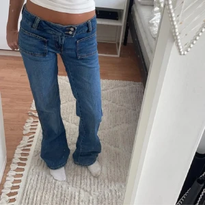 Lågmidjade jeans🩷🩷 - Skit snygga lågmidjade bootcut jeans från lager 157!🩷 Använda typ 2 ggr så de är i super skick (nypris 400)💗