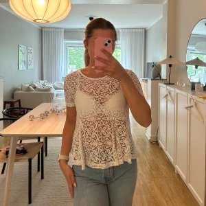 Spetstopp - Söt spetstopp från VILA! Storlek S.   Den har en liten fläck på sig, men inget som syns tydligt💕