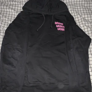 Bisous Hoodie - Hoodie från junkyard Köpt på rea för 500kr  färgen är typ washed black alltså lite mörkgrå Storlek Xl men den passar M och L för den är liten i storleken Skriv om du har några frågor eller vill ha fler bilder 