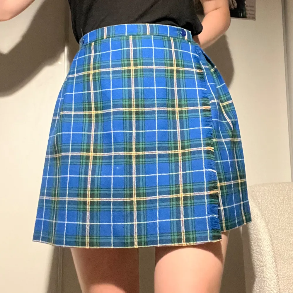 Rutig kjol i kiltmodell. Tyger är en typ av blandad ylle, fästs med knappar. Använt denna massor eftersom den ger en väldigt fin form. Tyvärr får jag ingen användning av den längre 💕 Skriv för fler bilder. Pris kan diskuteras ✉️. Hameet.