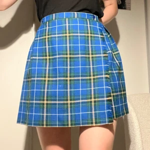 Rutig kjol - Rutig kjol i kiltmodell. Tyger är en typ av blandad ylle, fästs med knappar. Använt denna massor eftersom den ger en väldigt fin form. Tyvärr får jag ingen användning av den längre 💕 Skriv för fler bilder. Pris kan diskuteras ✉️