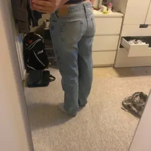 jätte fina arrow jeans som är nyligen köpa men de var tyvärr för stora❤️ storlek 27/32❤️