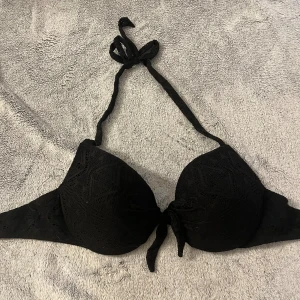 Svart mönstrad bikiniöverdel - Knappt använd i bra skick. Svart med fina mönster på!💕