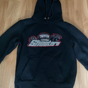 Trapstar Shooters Hoodie - Är för liten för denna tröja. Skriv gärna om intresserad Storlek:M