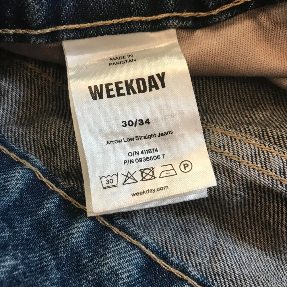 Ett par jättesnygga low arrow jeans från weekday💗 är i marinblå färg och i bra skick men säljer då de är för stora för mig.  Är 165cm lång . Jeans & Byxor.