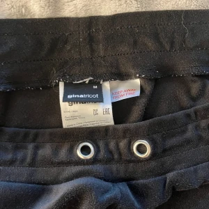 Svarta mjukisbyxor - !!Snören saknas!! Byxorna är i bra skick men har varit använda. Har vikt ner dom på första bilden, kan användas både högmidjat och lågmidjat! Storlek M passar S, dock blir dom mer ”baggy”. Materialet är sammet därav väldigt sköna. 