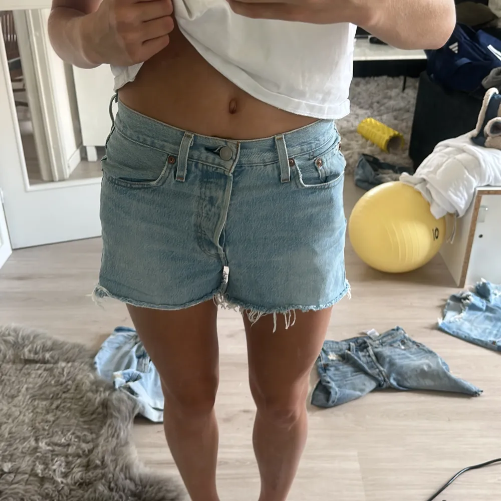 Jeansshorts från Levis i bra skick💞. Shorts.