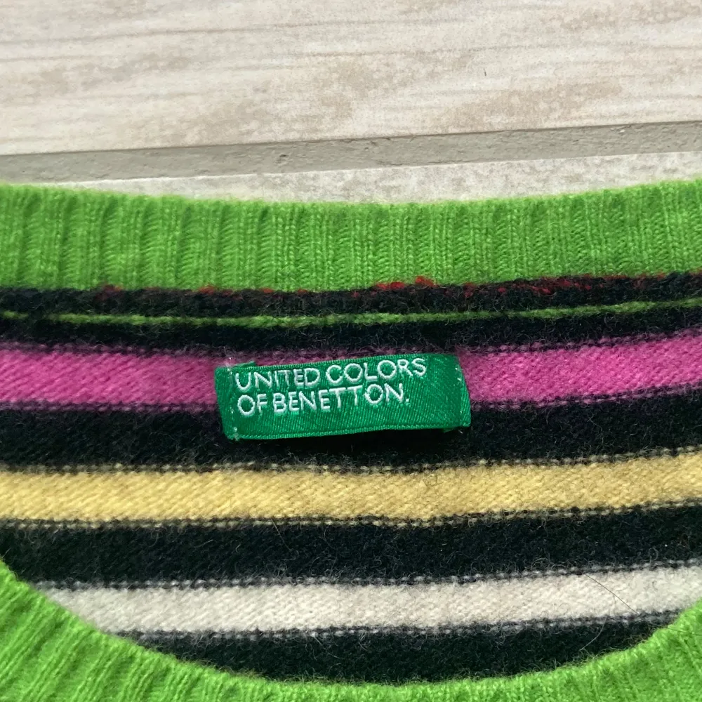 Jättefin färgglad ullstickad tröja från märket United colors of Benetton. Knappar på sidan av axeln. Den är i Nyttskick då jag endast har testat den!💓. Stickat.