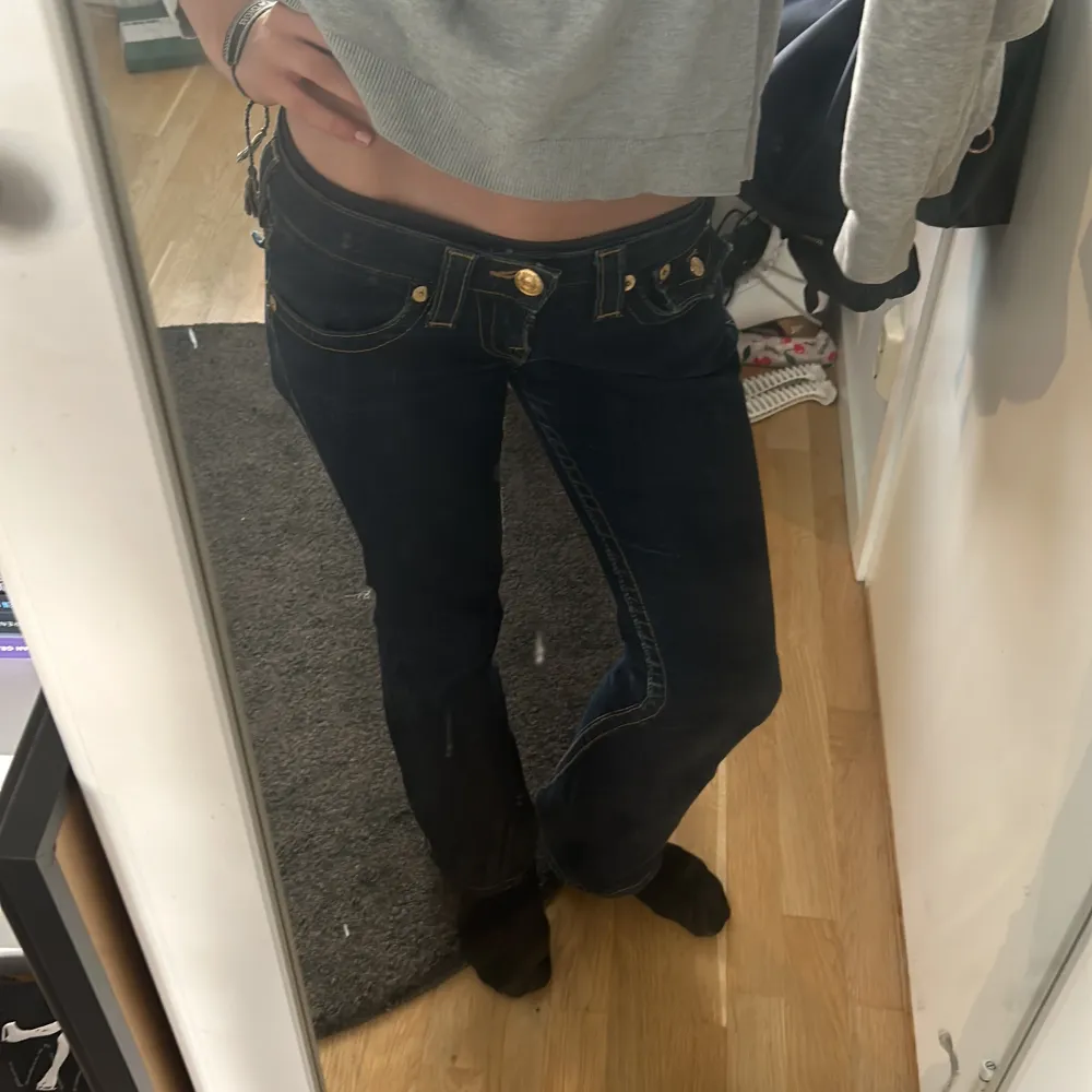 Super snygga low waist true religion jeans som har guldiga detaljer på fickorna. Köpte för 1300kr 💗 inga defekter precis som nya men är tyvärr för små. Jeans & Byxor.