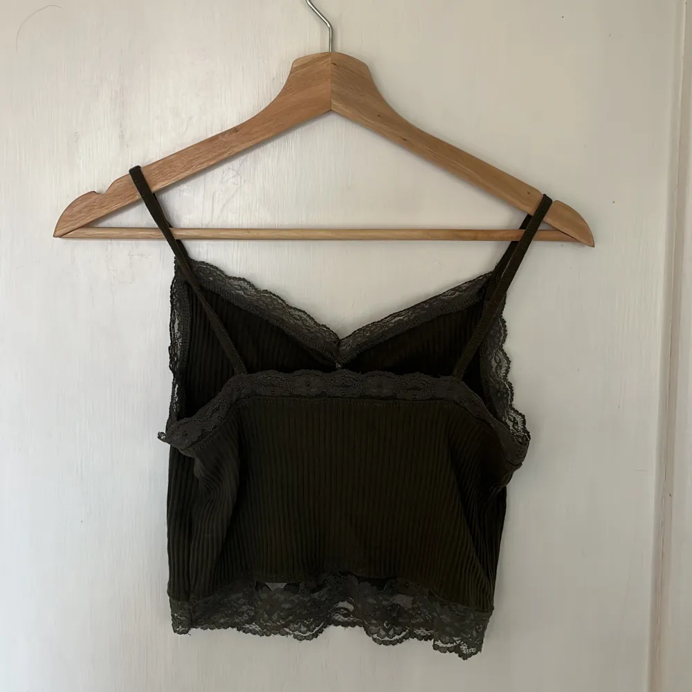 Army grön crop top köpt på loppis detta år, den är bara testad och inte använd efter det. Storleken är small men men den är väldigt stretchy så passar mig som bär M/L. Den är dock tight i armhålan.. Toppar.