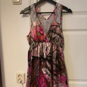 Klänning - Medellång klänning.