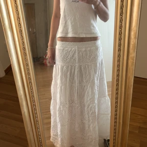 Vit lång kjol - Aldrig använd💗