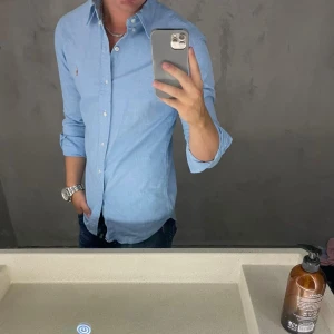 Ralp Lauren skjorta - Hej, säljer nu min fina Ralph Lauren skjorta storlek M slimfit men passar också S. Den är i nyskick och kommer vara otroligt snygg i sommar. Nypris 1500kr! Vi kommer att sälja liknande produkter nu i sommar så glöm inte följa profilen!🌊🍾